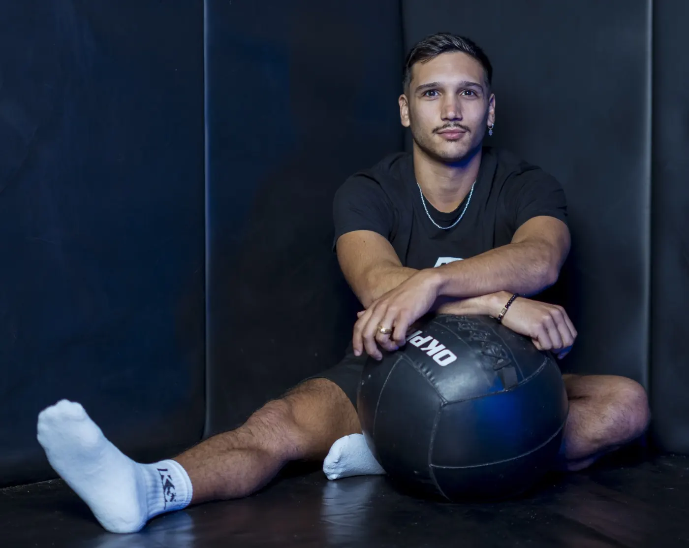 Alejandro sentado con un balón medicinal